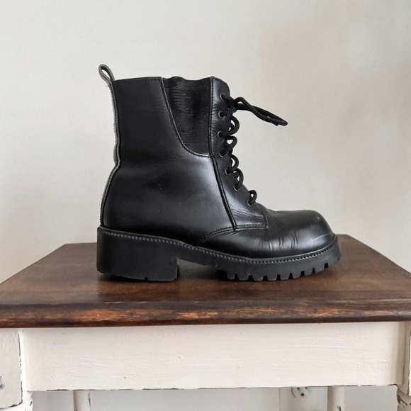 Shoes - Y2K black leather short combat boot Size approx 7-7.5 lace up